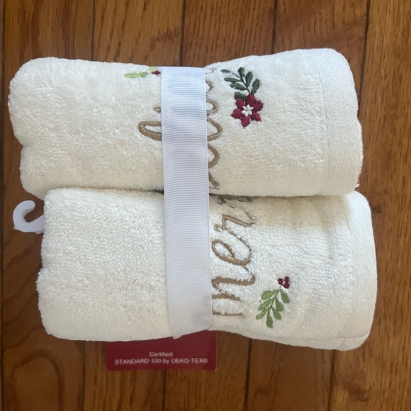 Bundle of holiday towels - Picture 7 of 9